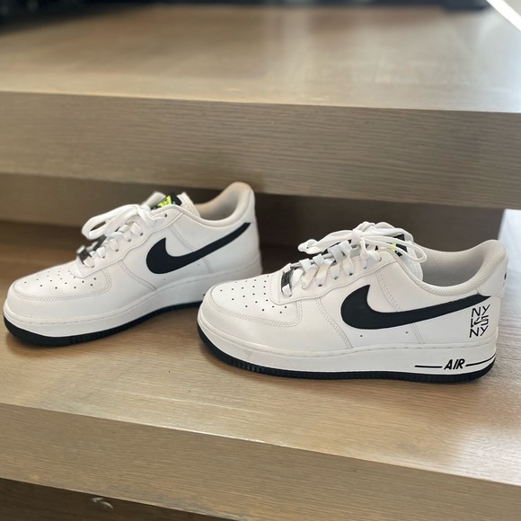 Nike Air Force 1 Low ‘NY vs NY’ white leather upper with black logo Men’s size 6 - Picture 4 of 9